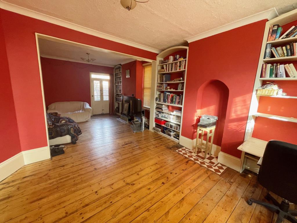 Lot: 102 - FOUR-BEDROOM HOUSE FOR IMPROVEMENT AND MODERNISATION - Living room